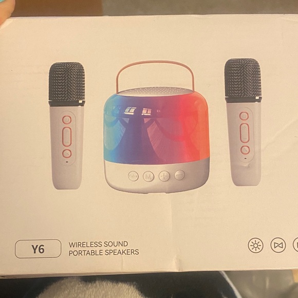 Other - Y6 Wireless Sound Portable Speakers with Microphones - Red and White